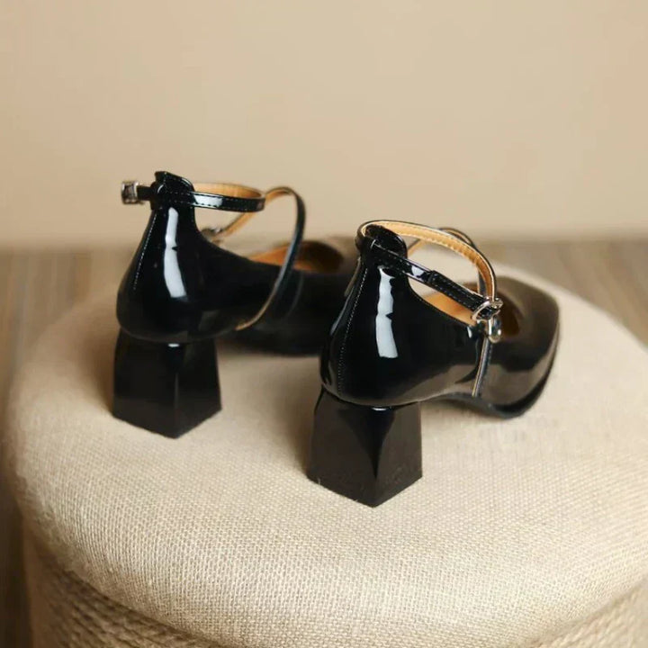 Elegantit nilkkaremmin pumppukengät